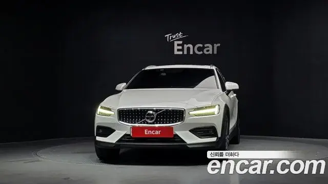 Volvo V60 Cross Country 2019 — Photo 16/20