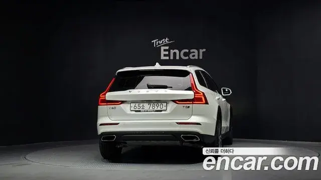 Volvo V60 Cross Country 2019 — Photo 9/20