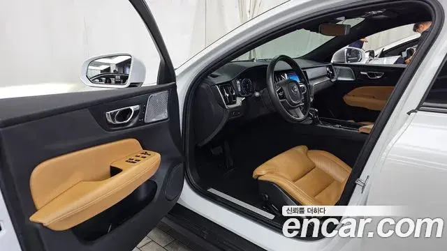 Volvo V60 Cross Country 2019 — Photo 17/20