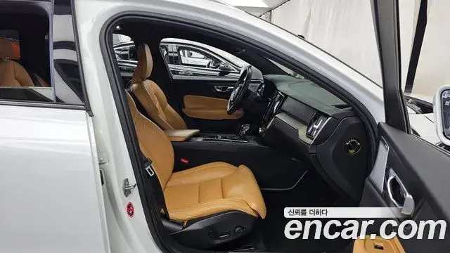 Volvo V60 Cross Country 2019 — Photo 8/20