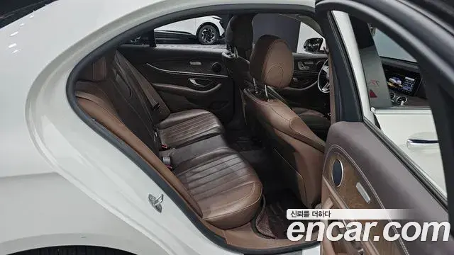 Mercedes-Benz E-Class 2018 — Фото 11/20
