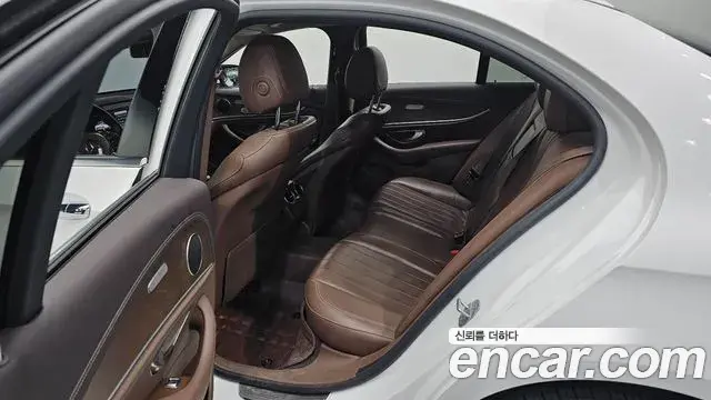 Mercedes-Benz E-Class 2018 — Фото 12/20