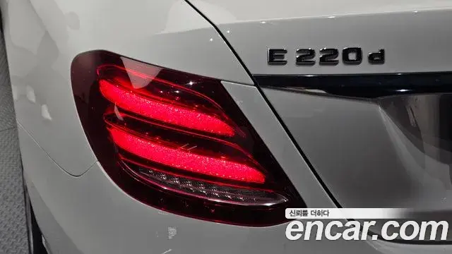 Mercedes-Benz E-Class 2018 — Photo 27/30