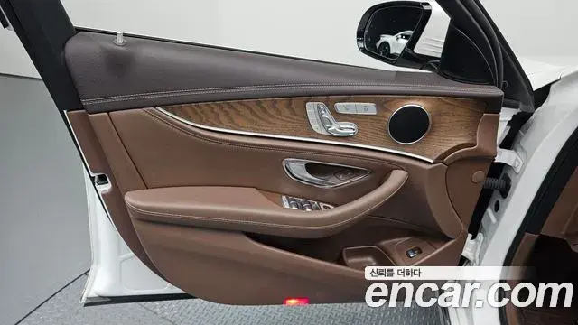 Mercedes-Benz E-Class 2018 — Photo 11/30