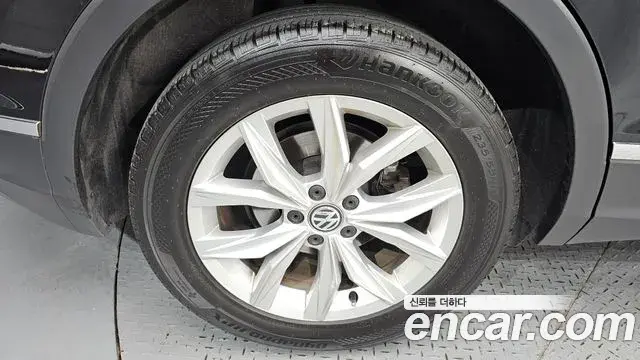 Volkswagen Tiguan 2018 — Şəkil 17/20