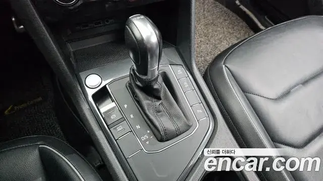 Volkswagen Tiguan 2018 — Şəkil 13/20