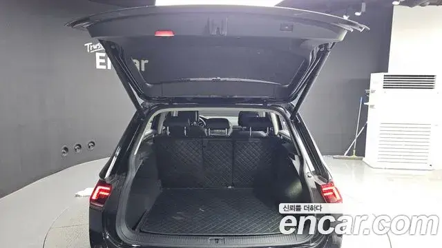 Volkswagen Tiguan 2018 — Şəkil 11/20