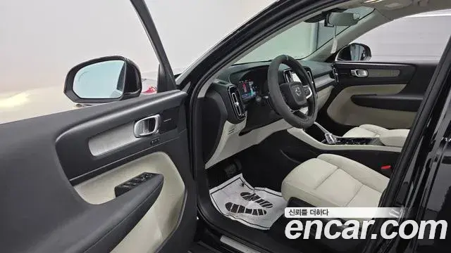 Volvo XC40 2022 — Фото 10/20