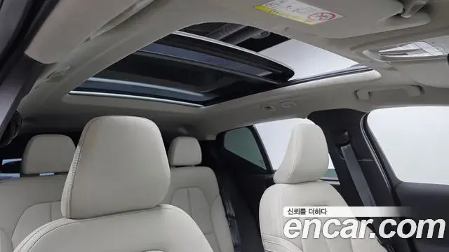 Volvo XC40 2022 — Фото 13/20