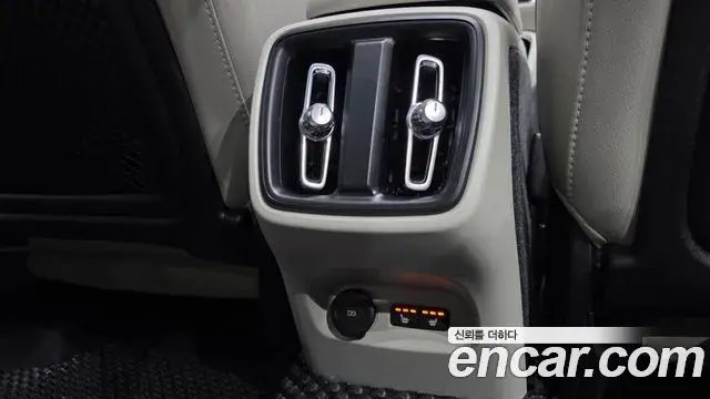 Volvo XC40 2022 — Фото 19/20