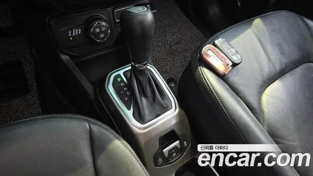 Jeep Renegade 2019 — Фото 9/20