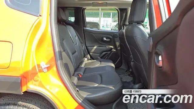 Jeep Renegade 2019 — Фото 12/20