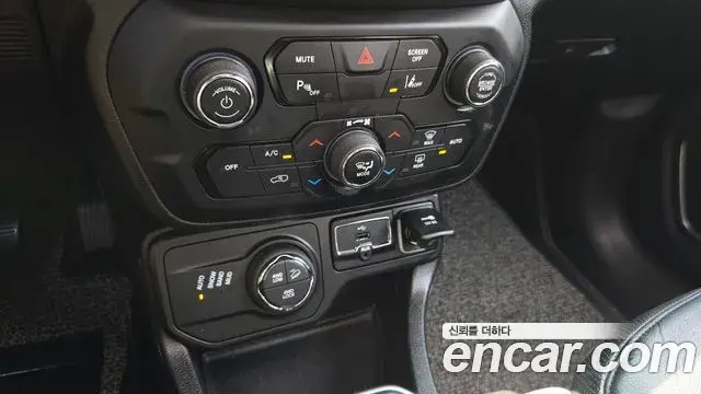 Jeep Renegade 2019 — Фото 19/20
