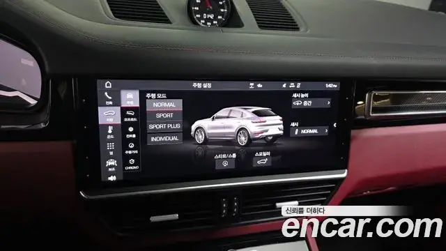 Porsche Cayenne 2020 — ფოტო 17/20