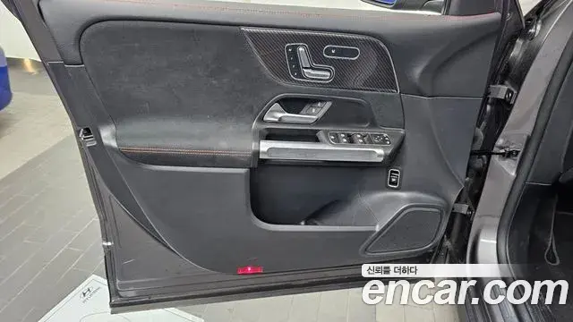 Mercedes-Benz GLB-Class 2022 — Photo 21/31