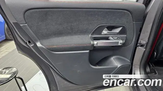 Mercedes-Benz GLB-Class 2022 — Photo 12/31