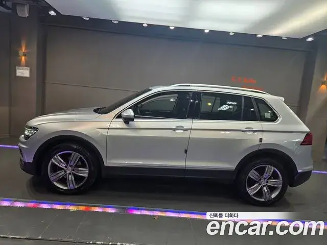 Volkswagen Tiguan 2018 — Şəkil 12/18