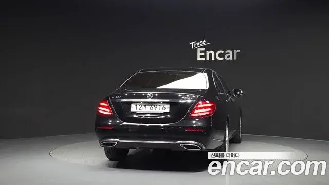Mercedes-Benz E-Class 2019 — Photo 8/20