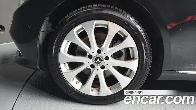 Mercedes-Benz E-Class 2019 — Photo 1/20