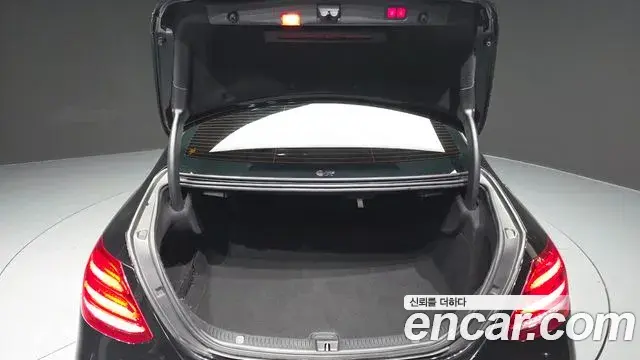 Mercedes-Benz E-Class 2019 — Photo 20/20