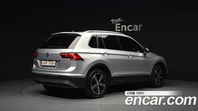 Volkswagen Tiguan 2018 — ფოტო 7/20