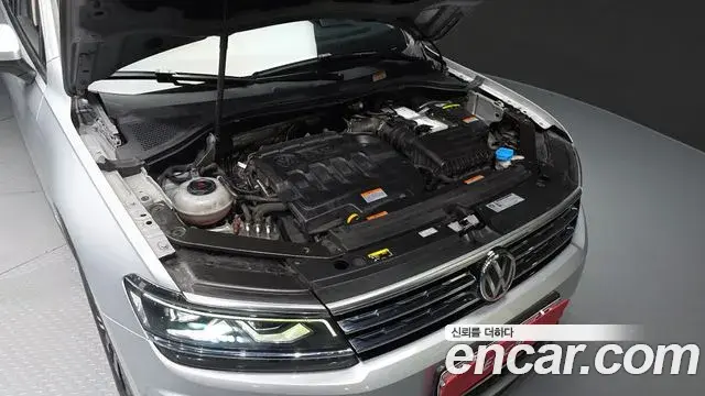 Volkswagen Tiguan 2018 — ფოტო 10/20