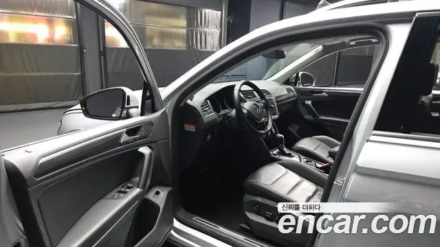 Volkswagen Tiguan 2018 — ფოტო 19/20