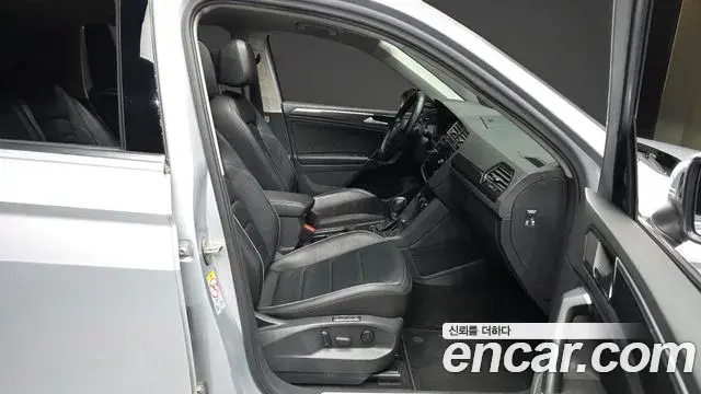 Volkswagen Tiguan 2018 — ფოტო 15/20