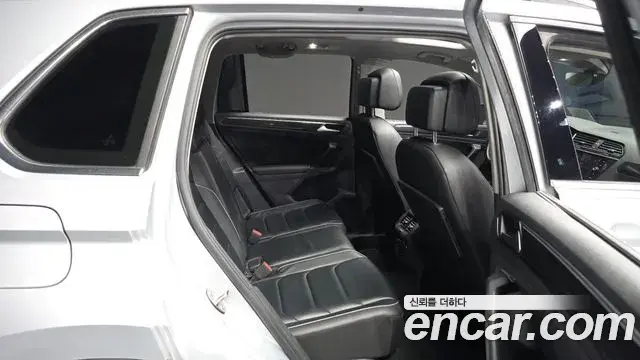 Volkswagen Tiguan 2018 — ფოტო 9/20