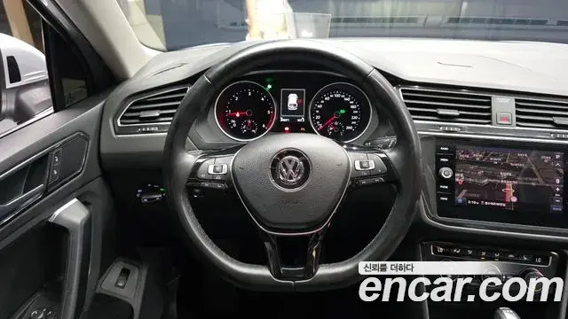 Volkswagen Tiguan 2018 — ფოტო 18/20