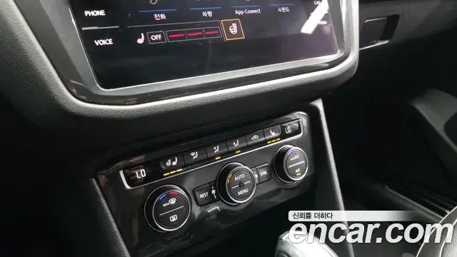 Volkswagen Tiguan 2018 — ფოტო 17/20
