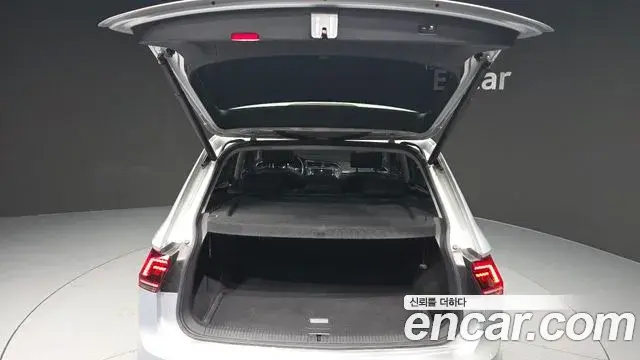 Volkswagen Tiguan 2018 — ფოტო 5/20