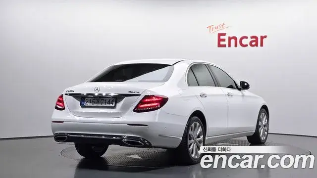 Mercedes-Benz E-Class 2019 — Şəkil 28/30