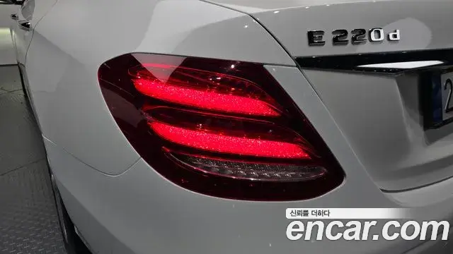 Mercedes-Benz E-Class 2019 — Şəkil 22/30