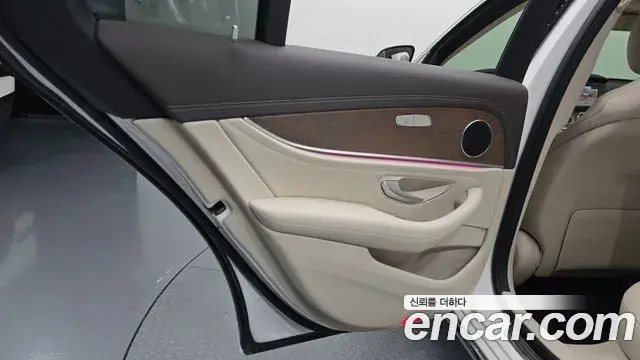 Mercedes-Benz E-Class 2019 — Şəkil 25/30