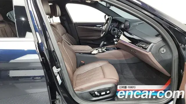 BMW 5 Series 2019 — Şəkil 27/31