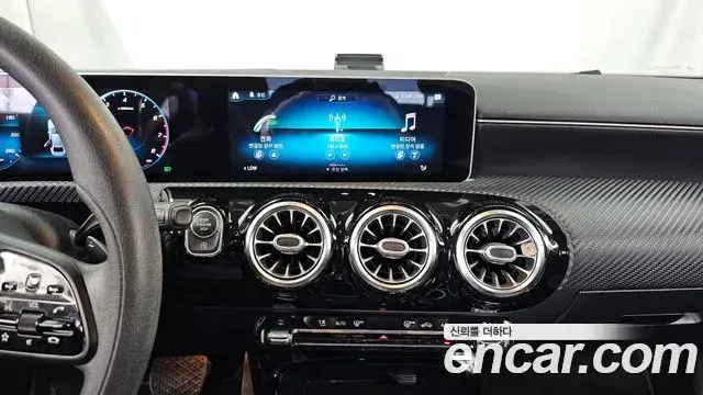 Mercedes-Benz A-Class 2020 — Photo 1/20