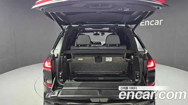 BMW X7 2021 — Şəkil 28/32