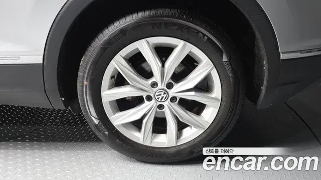 Volkswagen Tiguan 2018 — ფოტო 24/34