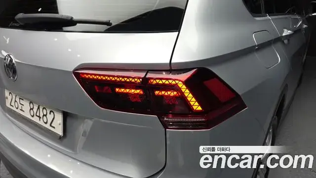 Volkswagen Tiguan 2018 — ფოტო 21/34