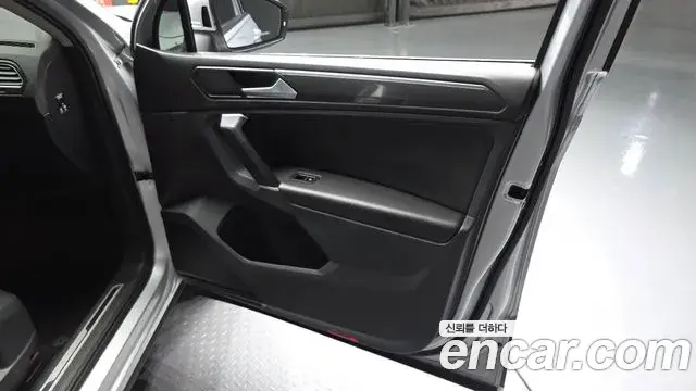 Volkswagen Tiguan 2018 — ფოტო 32/34
