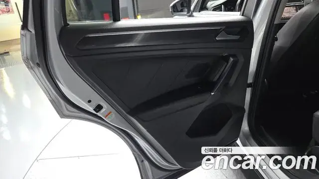Volkswagen Tiguan 2018 — ფოტო 15/34