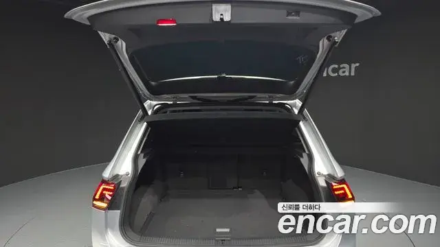 Volkswagen Tiguan 2018 — ფოტო 25/34