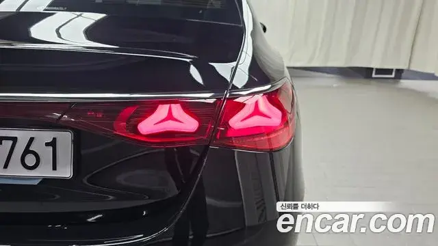 Mercedes-Benz E-Class 2024 — Photo 10/30