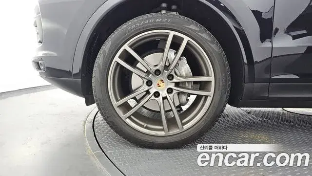 Porsche Cayenne 2019 — ფოტო 10/35