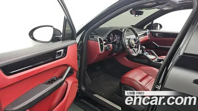 Porsche Cayenne 2019 — ფოტო 26/35