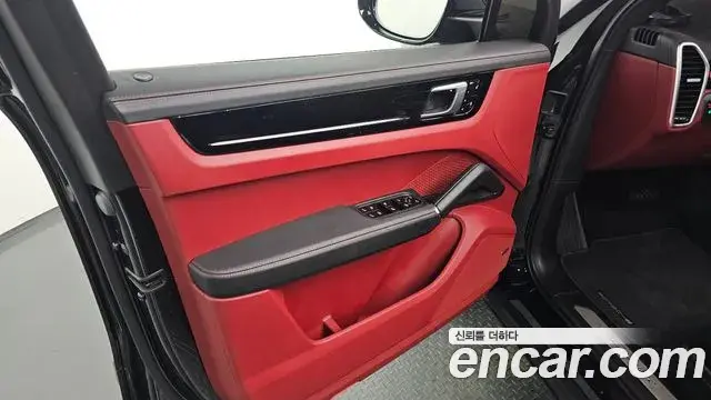 Porsche Cayenne 2019 — ფოტო 32/35