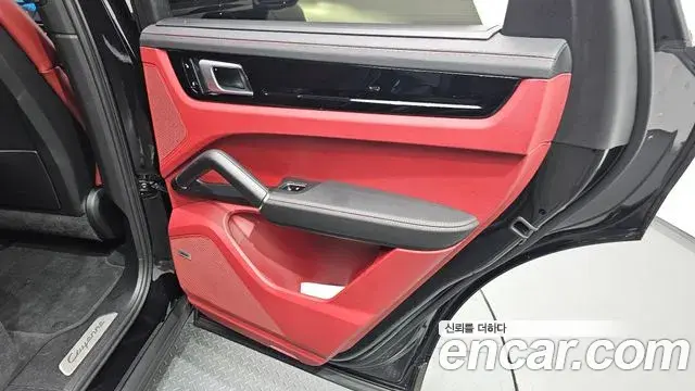 Porsche Cayenne 2019 — ფოტო 27/35