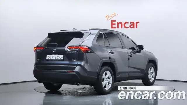 Toyota RAV4 2019 — Фото 1/20