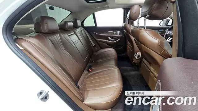 Mercedes-Benz E-Class 2019 — Фото 11/20